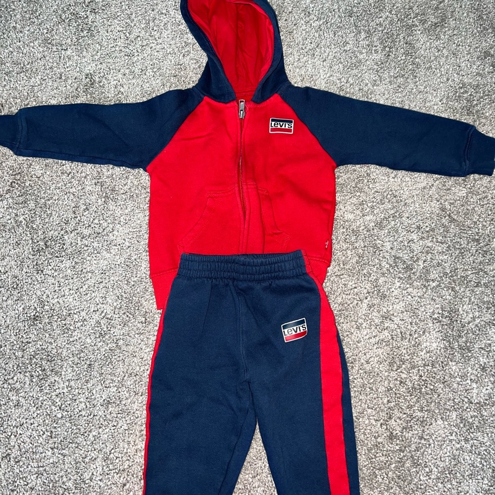 Like new 24m Levi’s set smoke/pet free